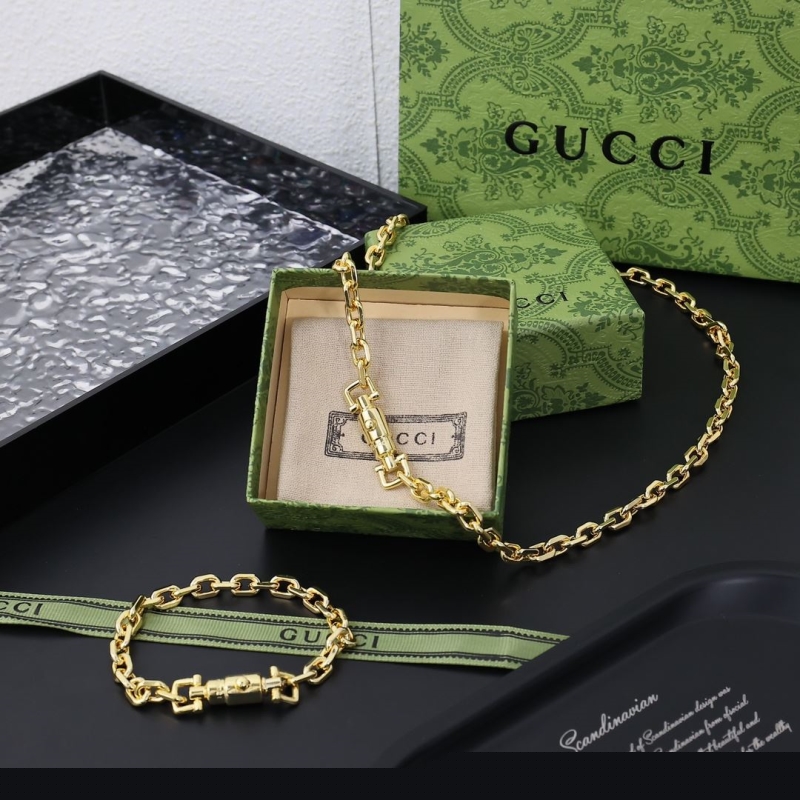 G*u*i necklaces